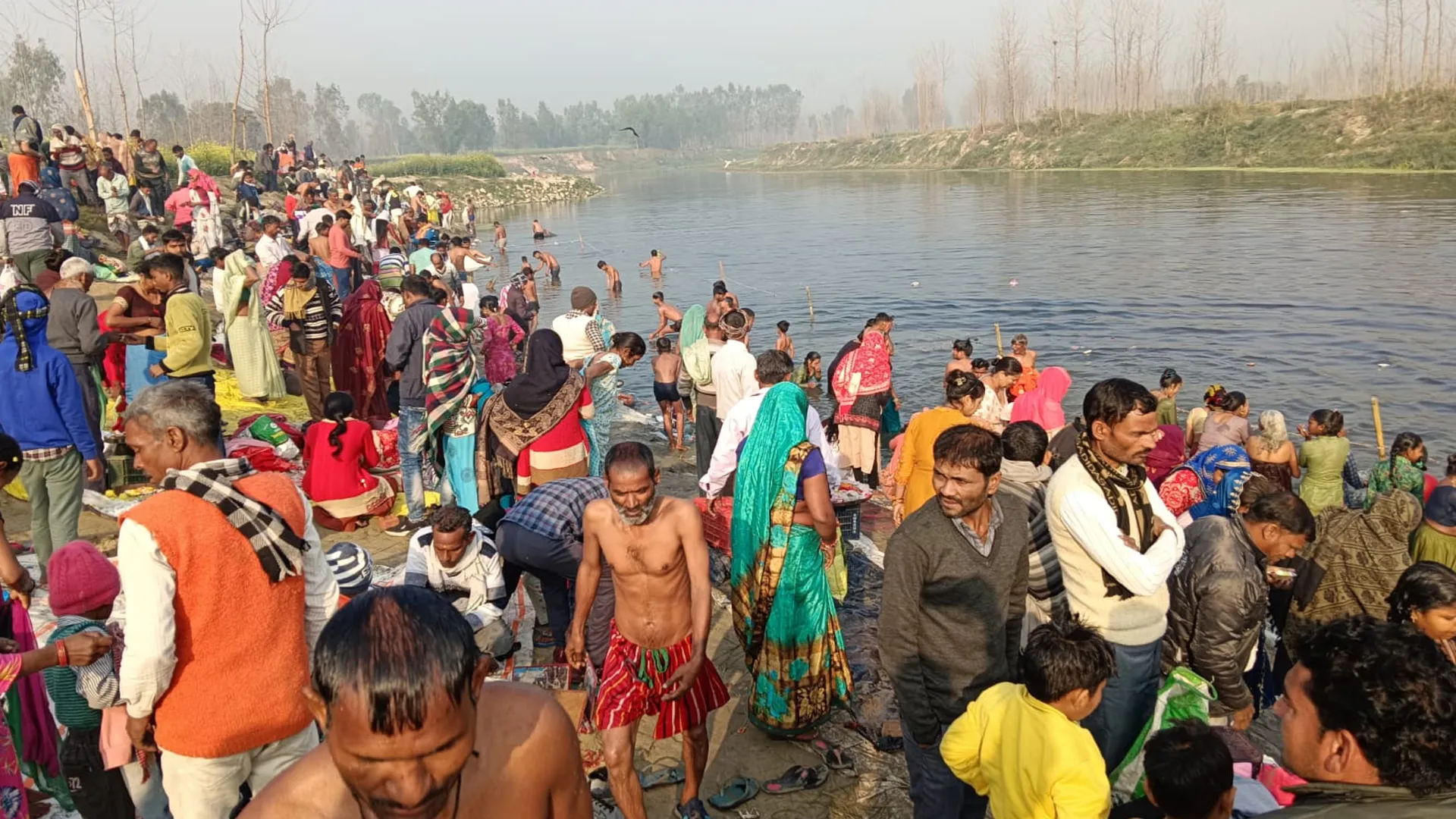 रामपुर: माघ पूर्णिमा पर हजारों श्रद्धालुओं ने लगाई आस्था की डुबकी