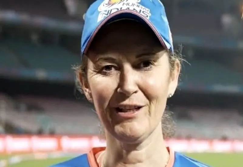 WPL 2025 : मुंबई इंडियंस की हार के बाद चार्लोट एडवर्ड्स ने अंपायरिंग पर उठाए सवाल, बोलीं-इसे पचा पाना वास्तव में मुश्किल है... 