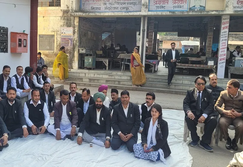 रामपुर : चैंबर तोड़े जाने के विरोध में अधिवक्ताओं का धरना जारी, पिछले दिनों डीएम को दिया था मुख्यमंत्री को संबोधित ज्ञापन