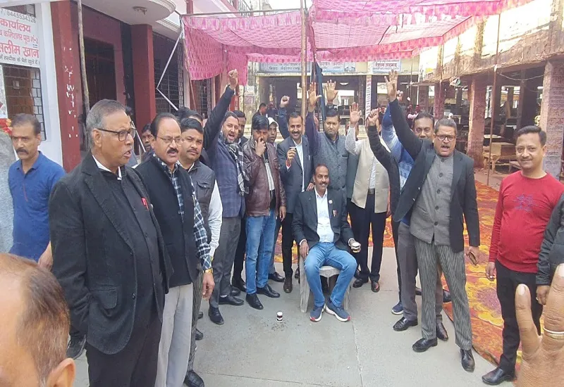 रामपुर : चैंबर तोड़े जाने के विरोध में अनिश्चितकालीन धरने पर बैठे अधिवक्ता, 10 फरवरी से करेंगे हड़ताल