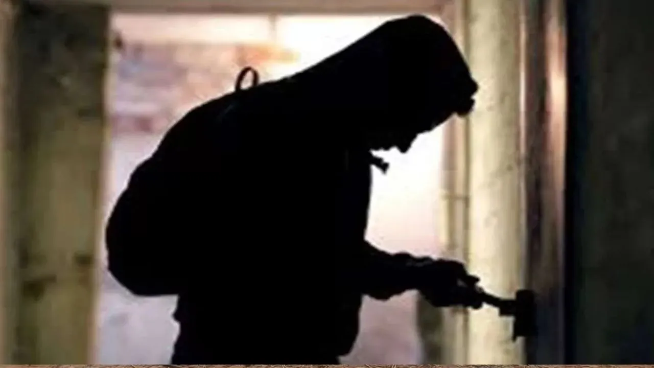 Kanpur में 13 लाख का माल पार: चोरों ने घर के ताले तोड़कर चोरी किए नकदी व जेवरात, बांदा गया था पीड़ित परिवार