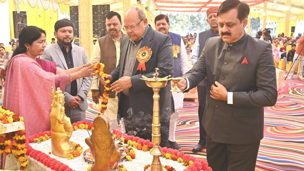 Ayodhya News : बेस्ट इन एकेडमिक के लिए 40 छात्र-छात्राओं को विशेष सम्मान, 'प्रहास' ने छोड़ी छाप 