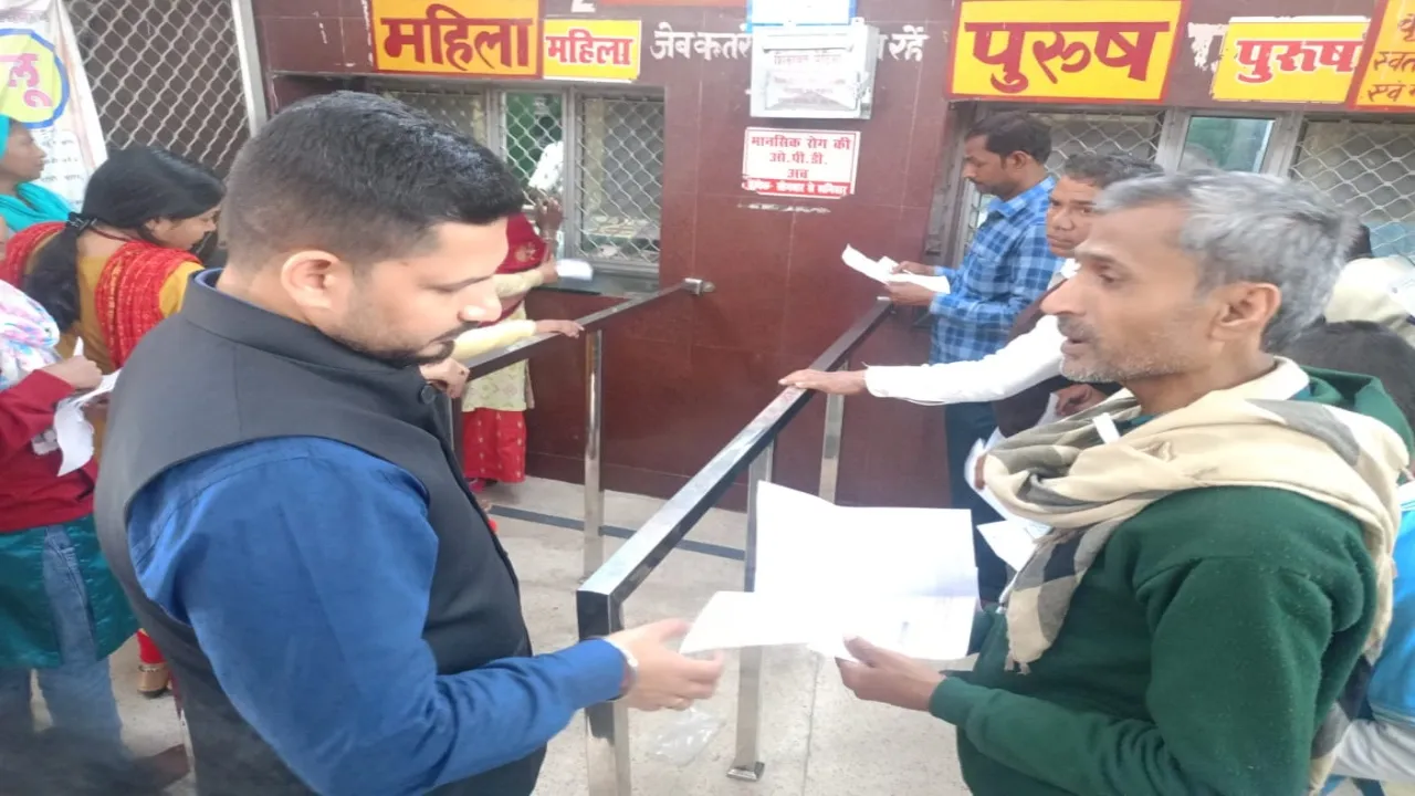 Barabanki News : वीडियो वायरल होने के बाद डीएम अचानक पहुंचे जिला अस्पताल