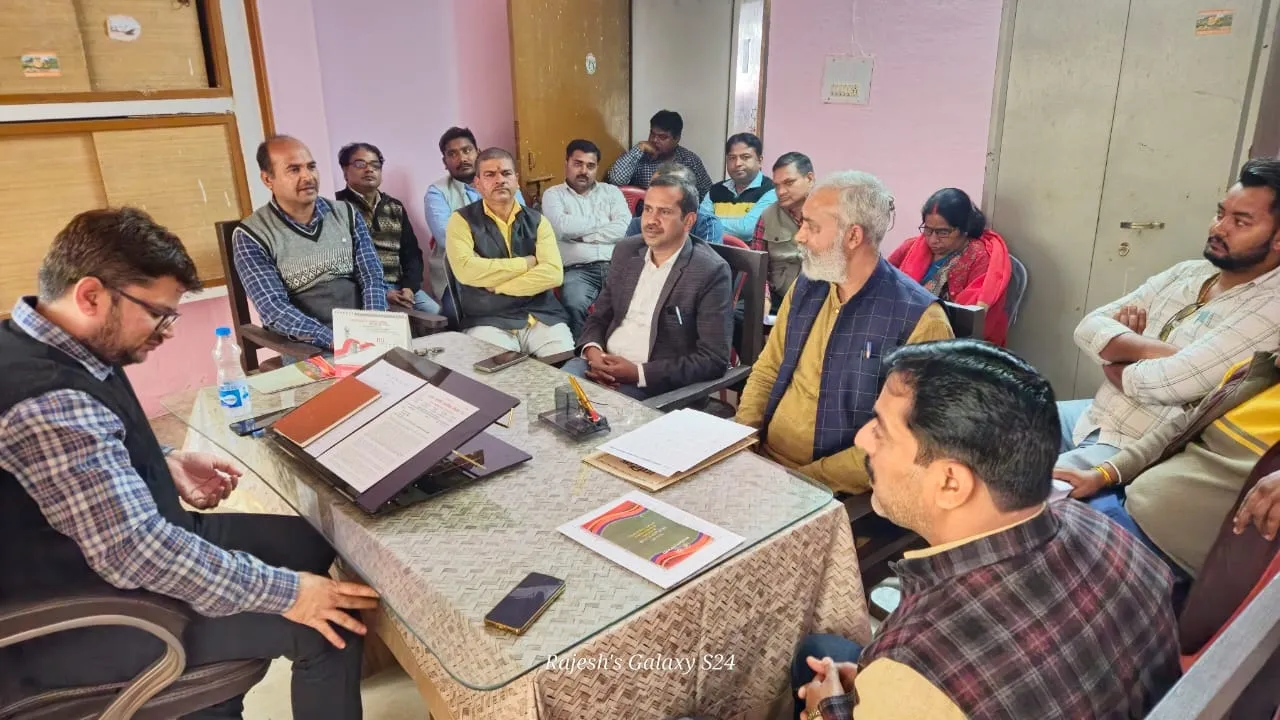 Gonda News : बीआरसी पर कार्यरत कर्मियों पर मनमानी का आरोप, बाहरी व्यक्ति से काम लिए जाने की शिकायत 