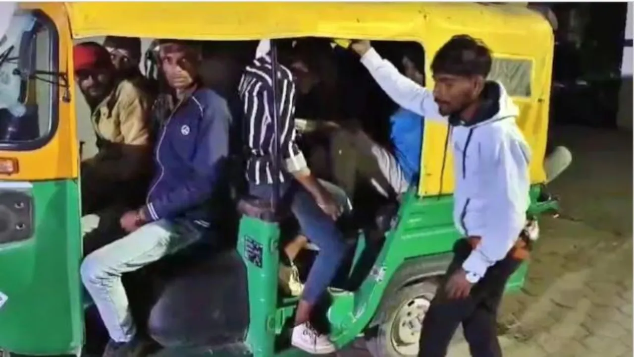 झांसी ऑटो 19 सवारियां