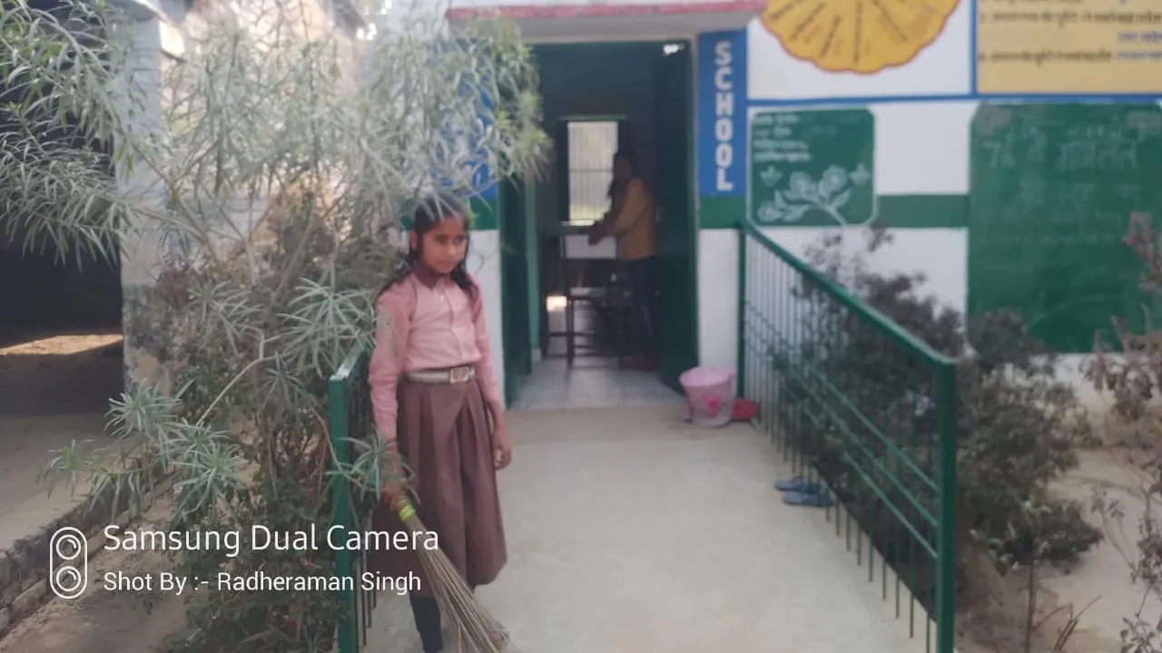 Ayodhya News : हाथ में पुस्तक और कलम की जगह  विद्यालय में झाड़ू  लगाती मिली छात्राएं, तीन शिक्षक नदारत 