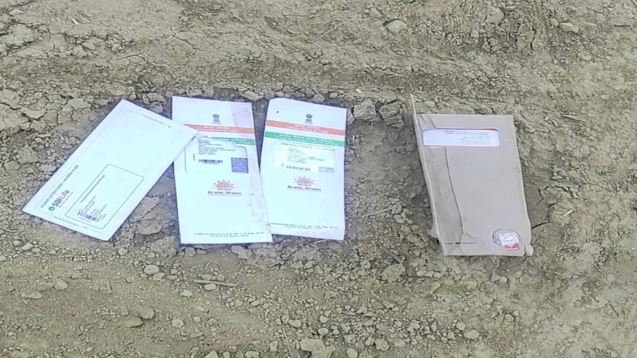Sultanpur News : सड़क किनारे मिला डाक का बंडल, अधिकारियों की लापरवाही आई सामने