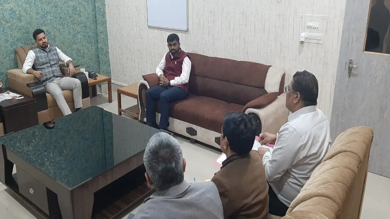 सरकारी डॉक्टरों की प्राइवेट प्रैक्टिस पर सख्ती : डीएम ने ली बैठक, शपथ पत्र लेने का आदेश