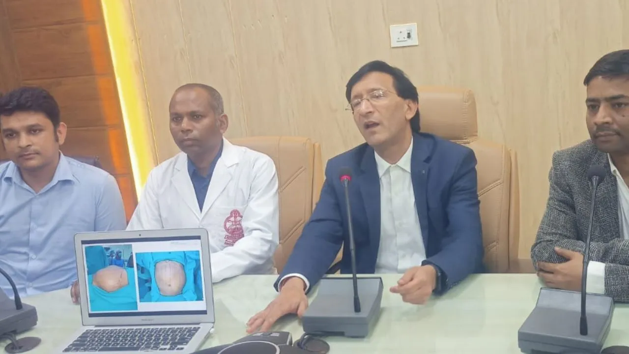 कानपुर में कैंसर से बचाने के लिए हैलट अस्पताल में हुई विश्वस्तरीय सर्जरी; डॉक्टर्स ने ब्रेस्ट हटाकर लगाया जांघ का मांस