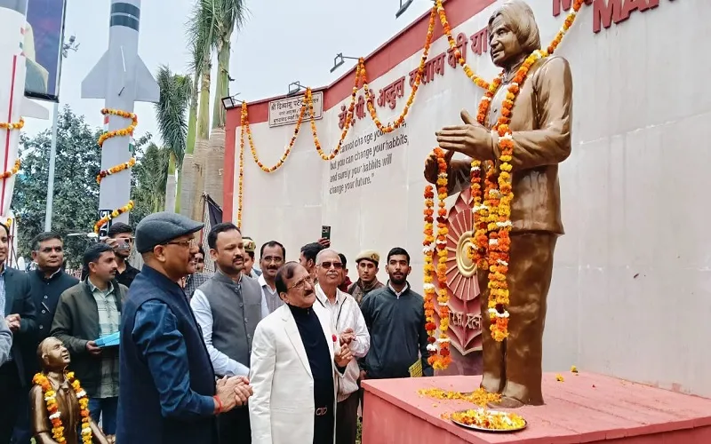 मुरादाबाद : दिल्ली रोड पर विज्ञान पथ का मंडलायुक्त व महापौर ने किया उद्घाटन