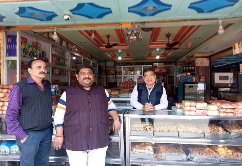 मुरादाबाद : बुध बाजार में दुकान की सील खोलने पर व्यापारियों ने जताई खुशी