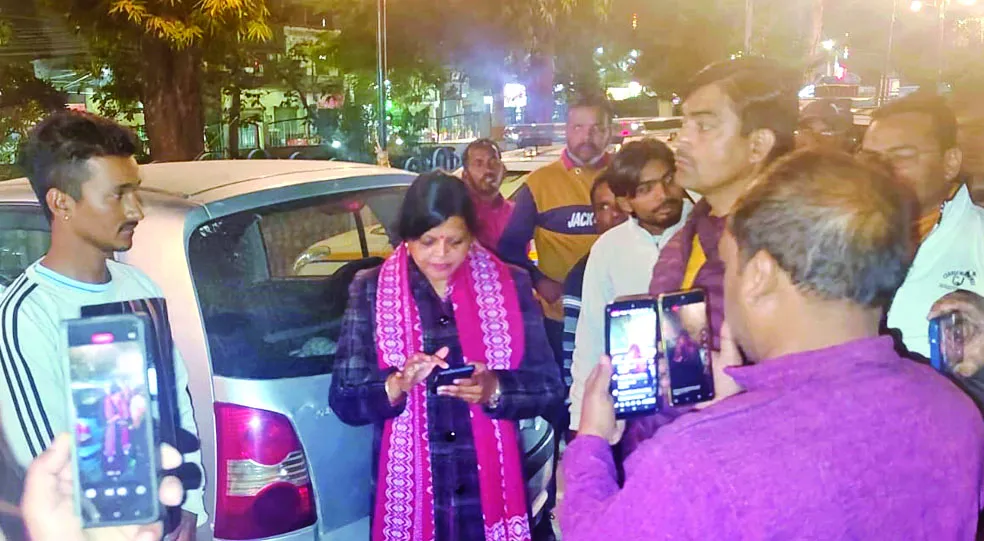 सड़क किनारे खुले में शराब पीने वालों पर नगर आयुक्त ने की कार्रवाई     