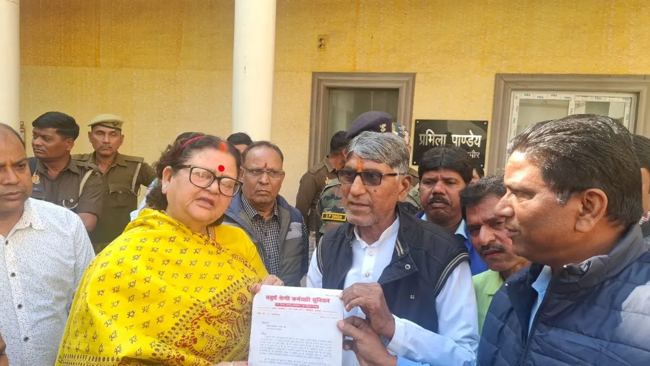  कानपुर में सुबह-शाम सफाई करने के आदेश के विरोध में कर्मचारी: नगर निगम मुख्यालय में नारेबाजी कर किया प्रदर्शन...