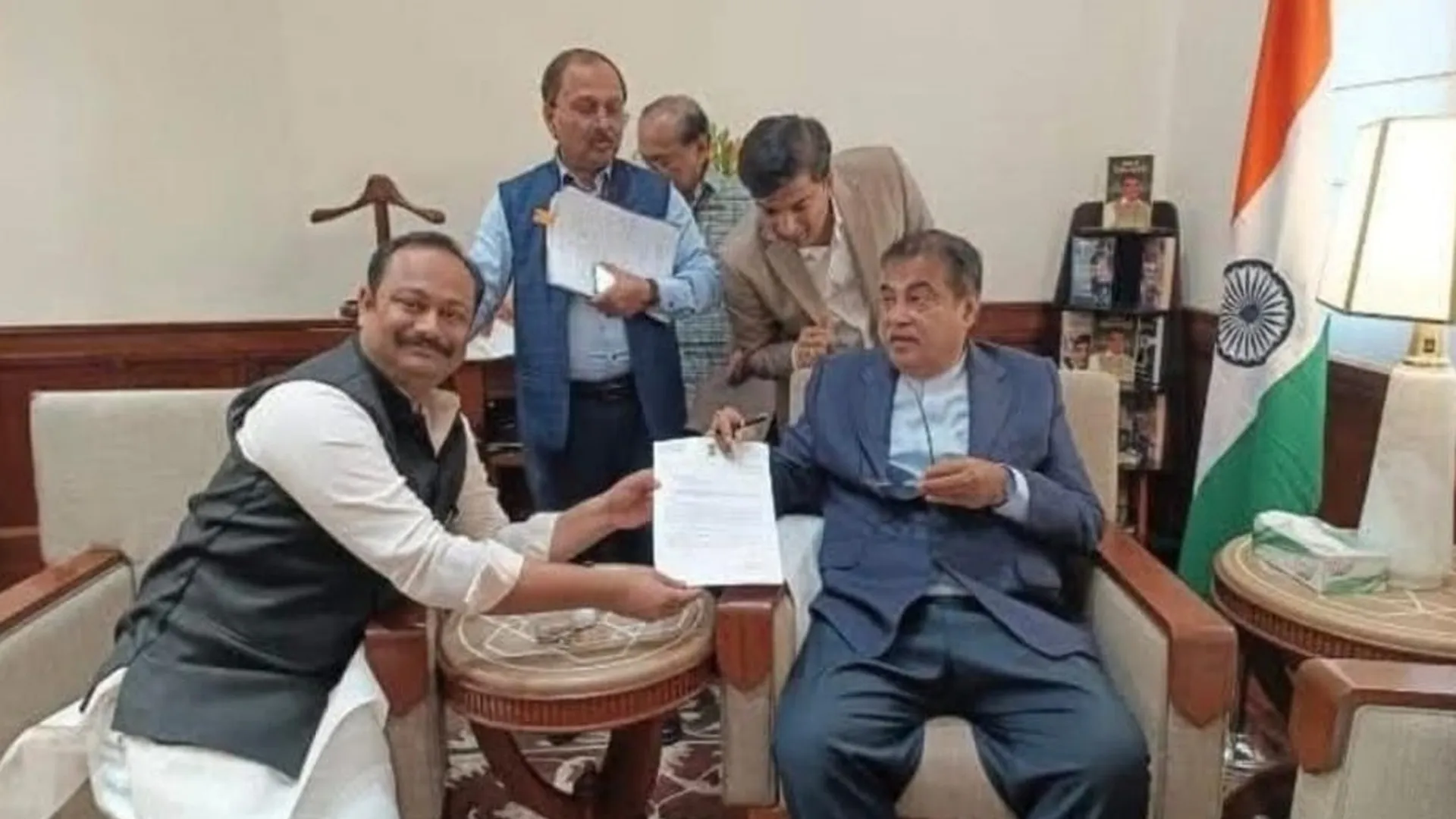 लखीमपुर खीरी: नितिन गडकरी से मिले सांसद, फोरलेन निर्माण पर जताई सहमति