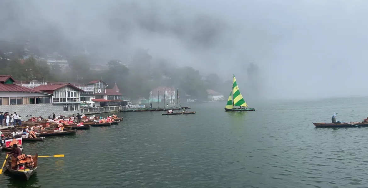 मौसम की लुका-छुपी, नैनीताल में पर्यटकों की आमद बढ़ी 