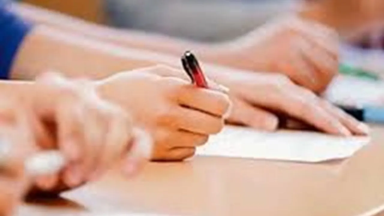 CBSE Exam 2025: प्रवेश को लेकर कानपुर में परीक्षा केंद्रों में हंगामा, देर से आए परीक्षार्थियों को गेट पर रोका, अभिभावक हुए आक्रोशित