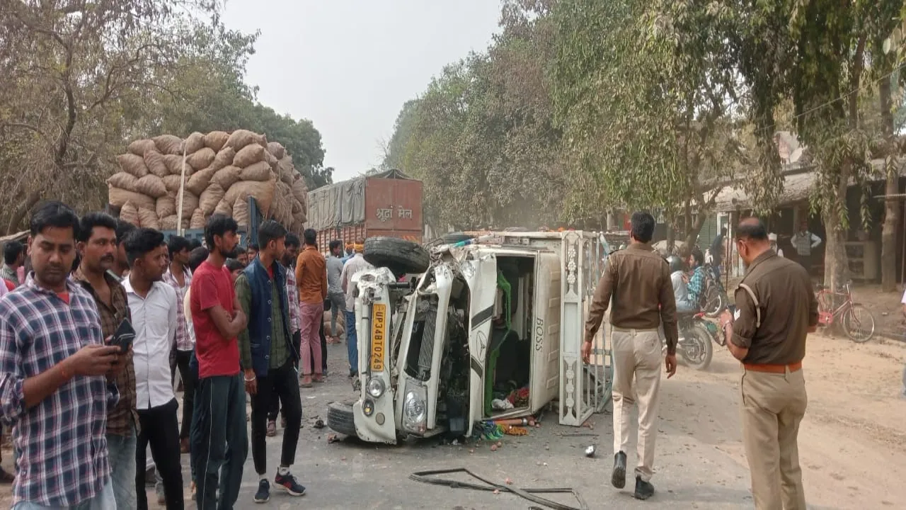 Overspeeding : आलू लदी ट्रैक्टर ट्राॅली से भिड़ी पिकअप, सड़क पर पलटी घंटो लगा जाम