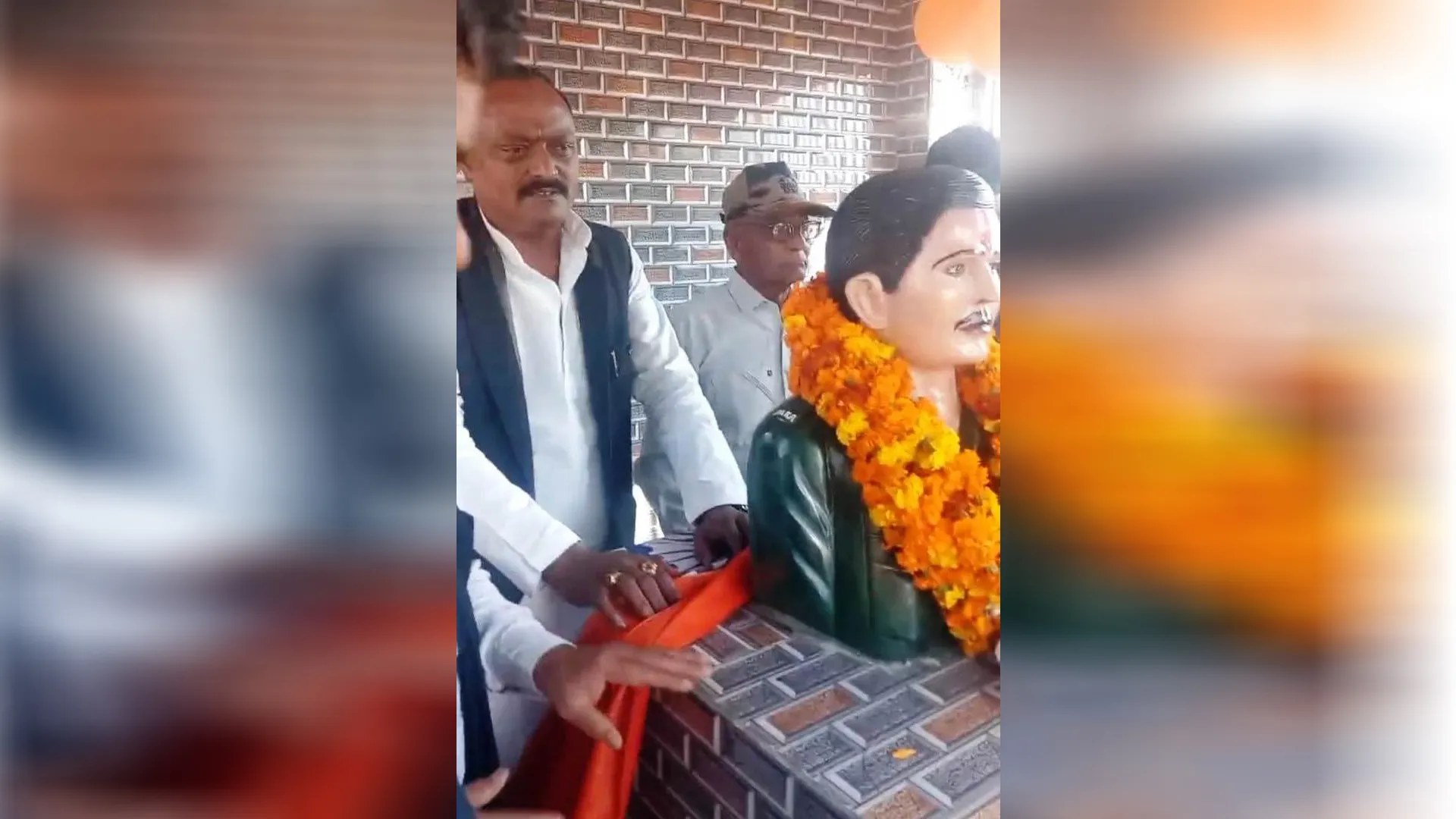 कासगंज: पुलवामा हमले में शहीद जवान विनय की प्रतिमा सांसद ने किया अनावरण 