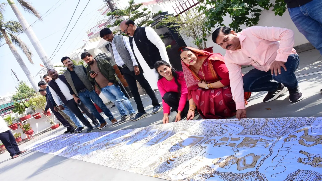 Barabanki News : आकांक्षा ने मेहंदी से बनाई 39 फीट की भारतीय लोकनृत्य पेंटिंग