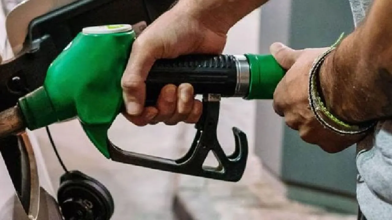 कानपुर में पेट्रोल भरने में घालमेल के मामले में वाद दाखिल: 10 लीटर की क्षमता वाली टंकी...भरा 11 लीटर Petrol