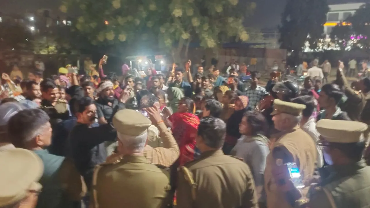 Lucknow News : छात्रा का शव रख पावर हाउस चौराहे पर प्रदर्शन : सिर पर चोट लगने से आठ दिन पहले हुई थी मौत