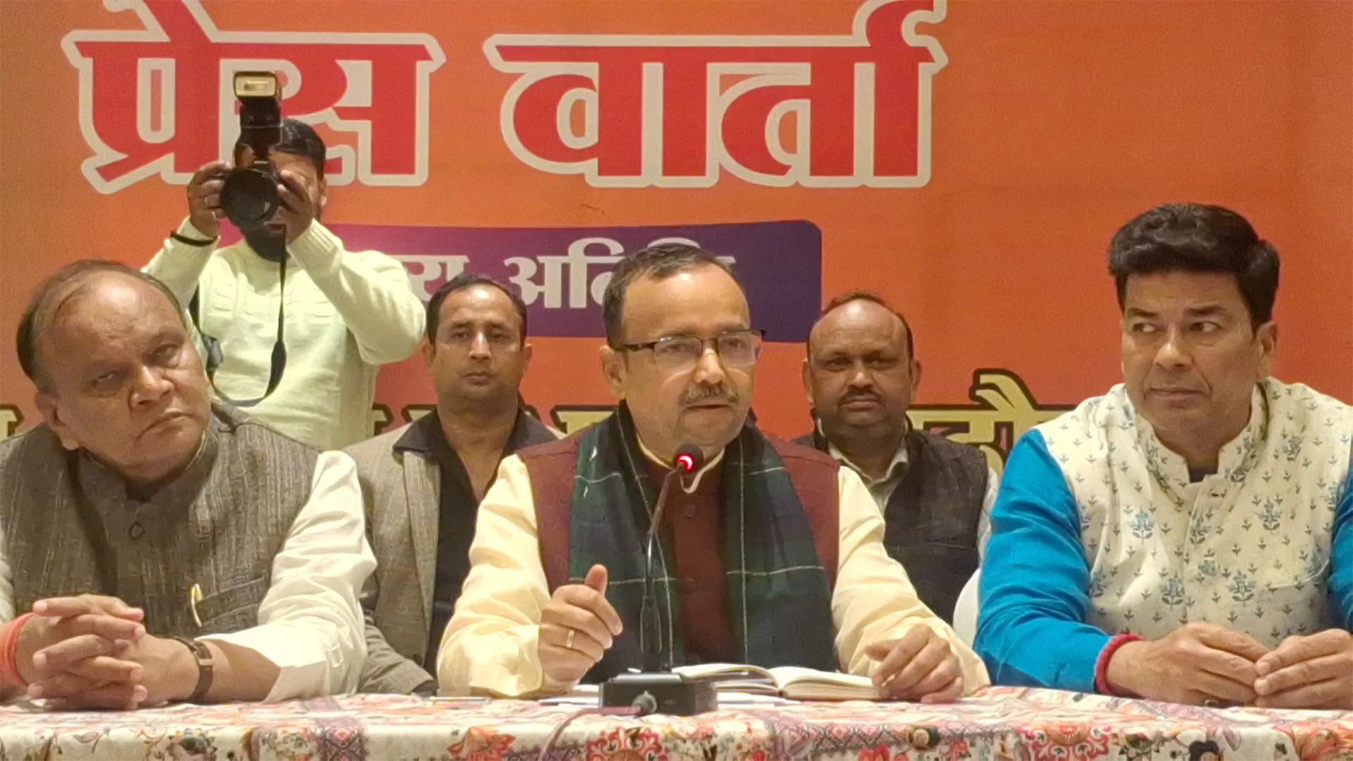 Bareilly: सालों से नहीं विशेषज्ञ डॉक्टर...प्रभारी मंत्री को अफसरों ने बताया सब चंगा सी !