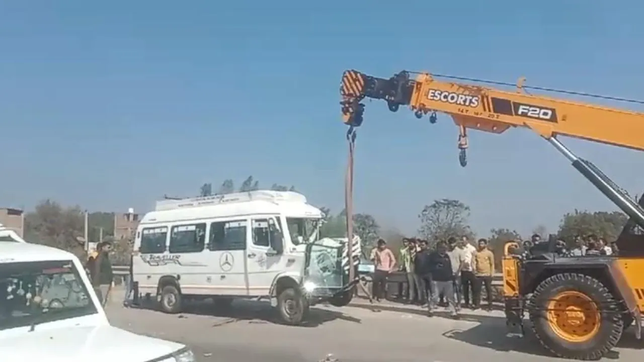 Fatehpur: ट्रैक्टर से भिड़ी श्रद्धालुओं से भरी बस, दस लोग हुए घायल, अस्पताल में भर्ती 