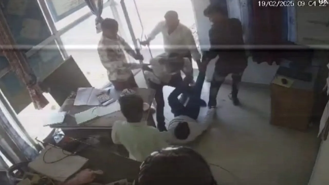 Fatehpur: पेट्रोल पंप के सेल्समैन व मैनेजर को दबंगों ने घसीट-घसीटकर पीटा, वीडियो वायरल
