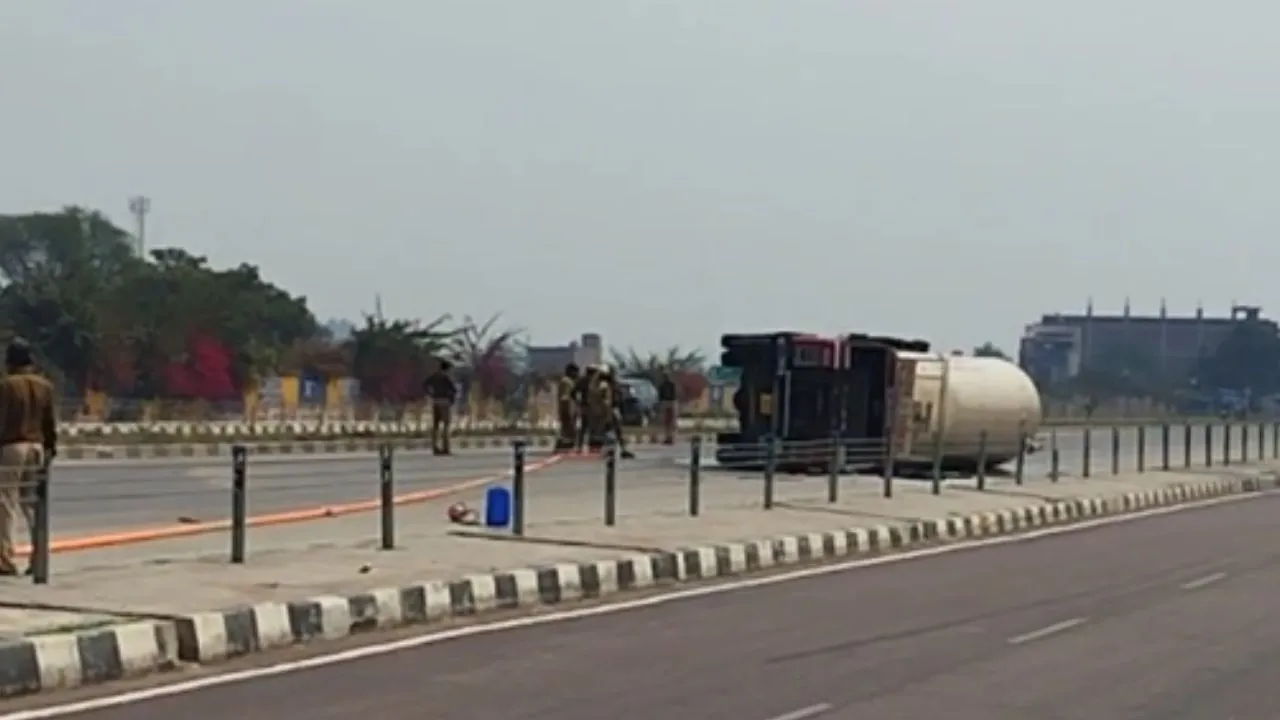 Fatehpur में हाईवे पर एलपीजी गैस से भरा टैंकर पलटा, मचा हड़कंप, पुलिस ने रुकवाई गाड़ियों की आवाजाही 