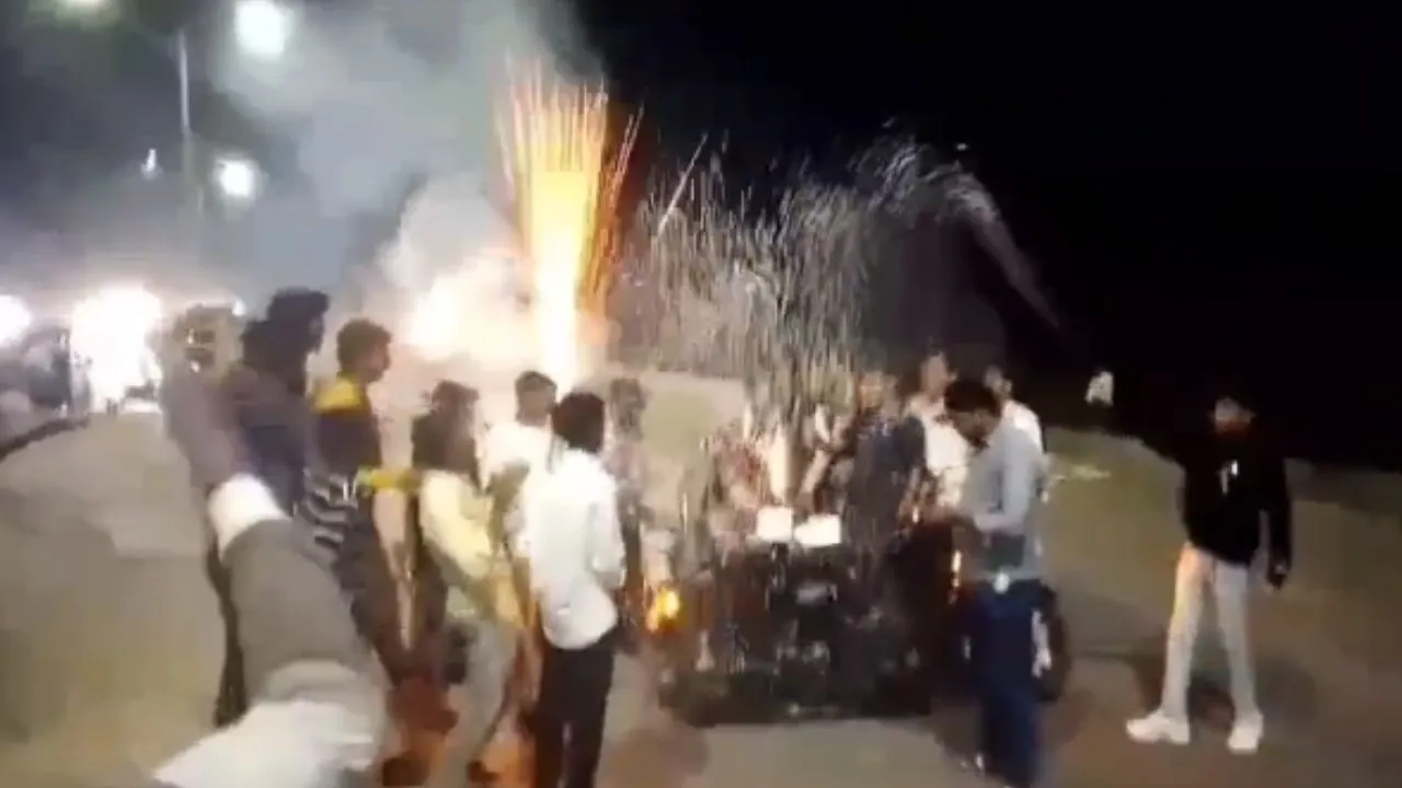 Fatehpur में नेशनल हाईवे पर मनाई बर्थडे पार्टी, बीच सड़क पर की हुड़दंगई, यातायात रहा प्रभावित, वीडियो वायरल