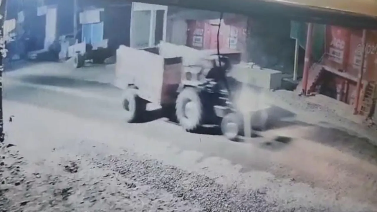 फतेहपुर में चोरों के हौसले बुलंद: कारखाना के सामने खड़ी ट्राली लेकर चोर हुए फरार, घटना CCTV में कैद 