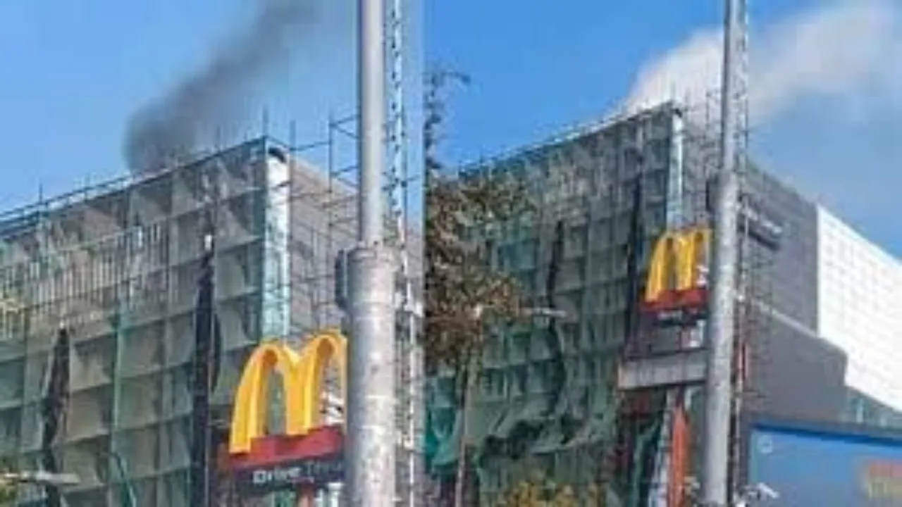 Lucknow News : फन मॉल की छत पर लगी आग, शार्ट सर्किट से आग लगने की बात आई सामने