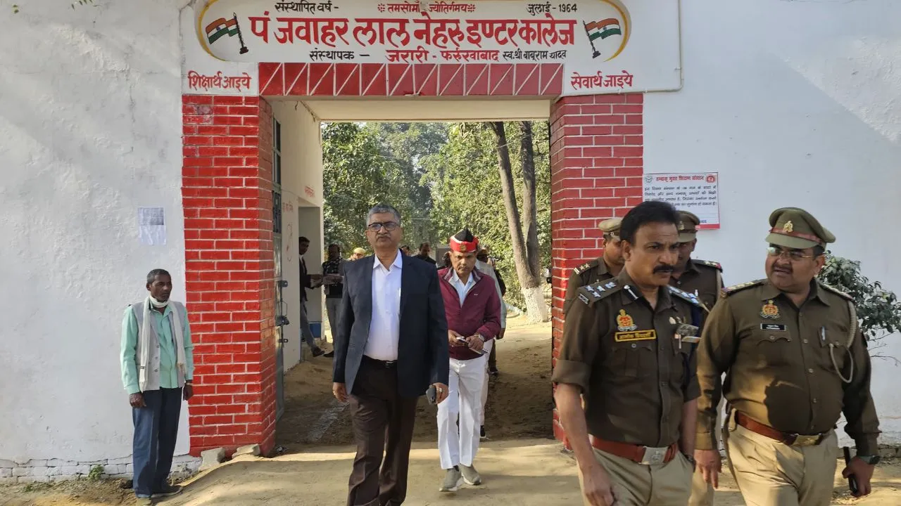 फर्रुखाबाद में यूपी बोर्ड परीक्षा केंद्र का डीएम-एसपी ने किया निरीक्षण, केंद्र व्यवस्था को दिए नकल विहीन परीक्षा कराने के निर्देश