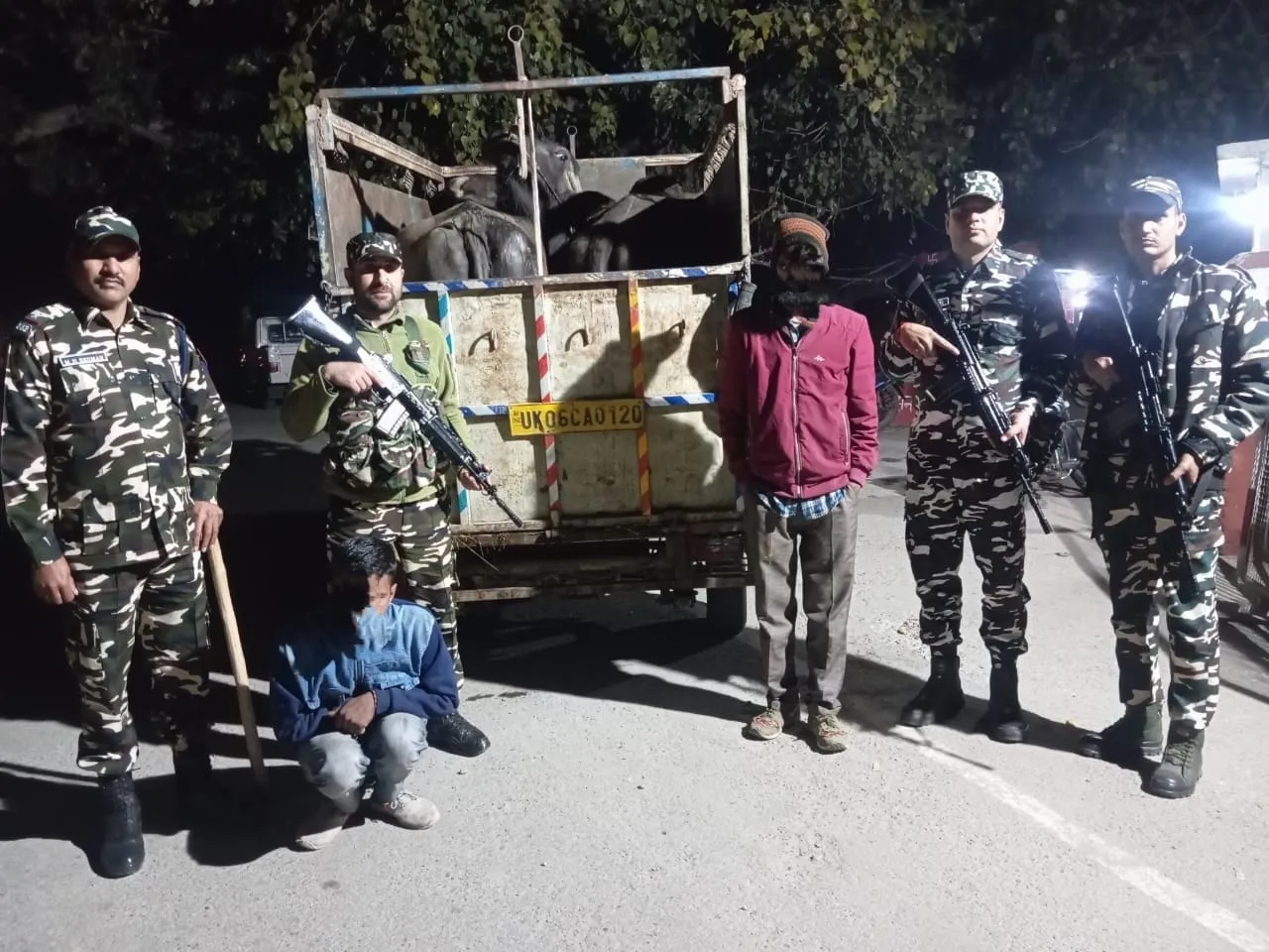 बनबसा में सशस्त्र सीमा बल ने दो पशु तस्करों को पकड़ा