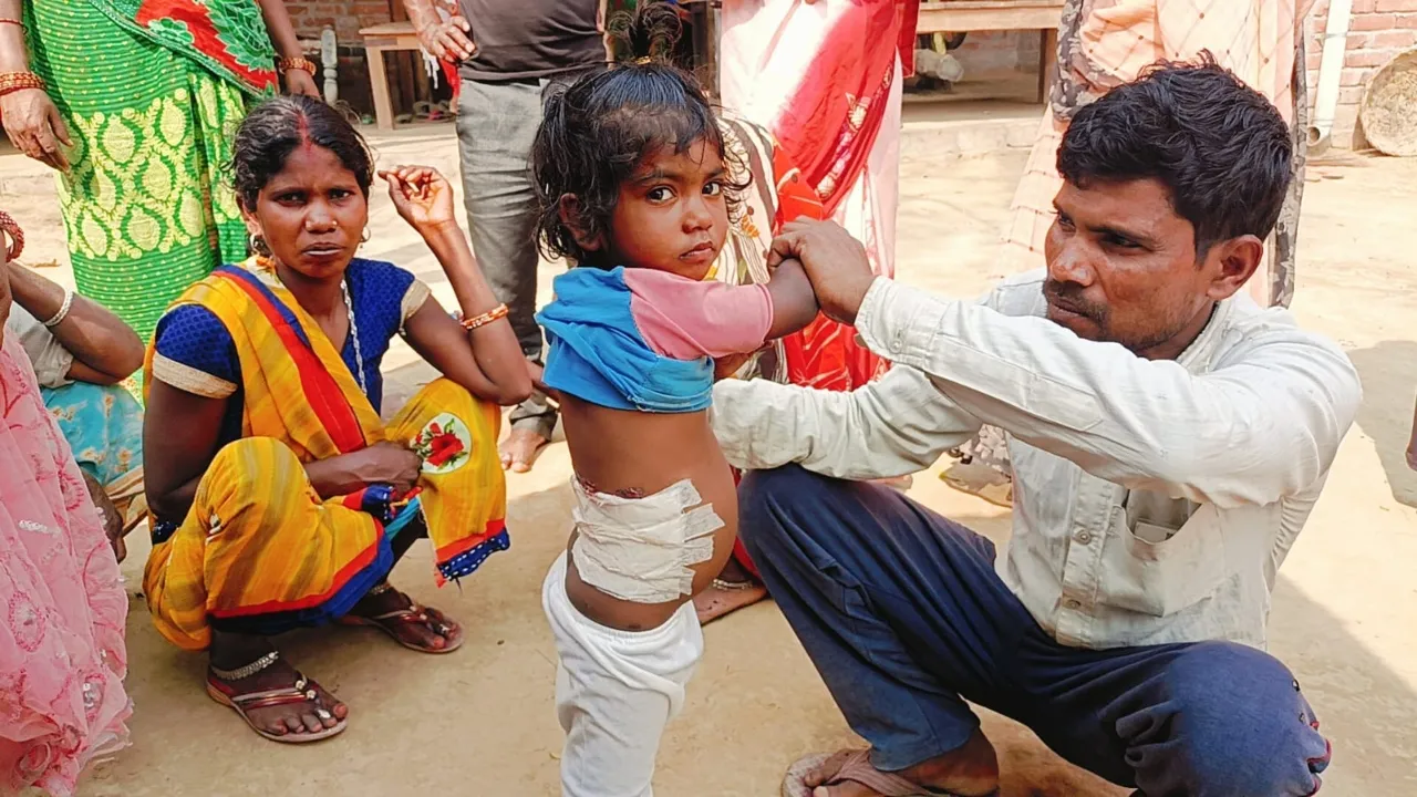 Bahraich : सहेलियों के संग खेल रही बच्ची पर आवारा कुत्तों का हमला