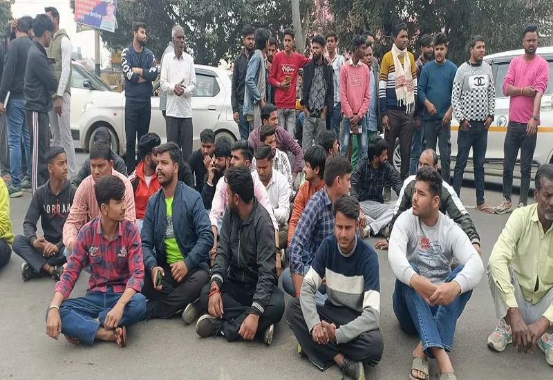 अमरोहा : छात्रा की बरामदगी के लिए बजरंग दल व परिजनों ने कोतवाली का किया घेराव...हसनपुर सीओ ने दिया आश्वासन 