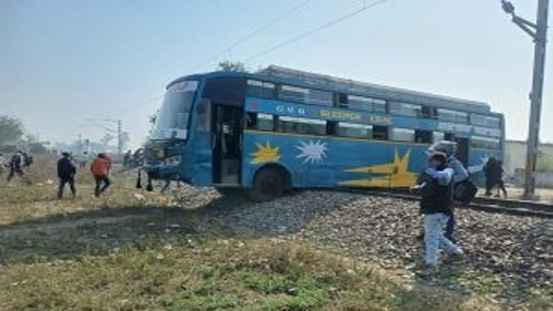 बदायूं: रेलवे लाइन पर झूलने लगी बस...क्रॉसिंग थी बंद तो पटरियों पर लेकर चढ़ा था चालक