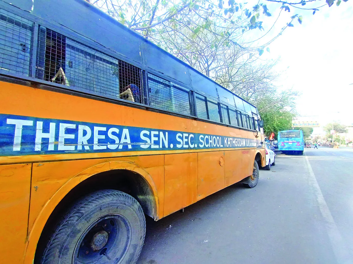 सड़क किनारे खड़ी बसें यातायात नियमों की उड़ा रहीं धज्जियां 