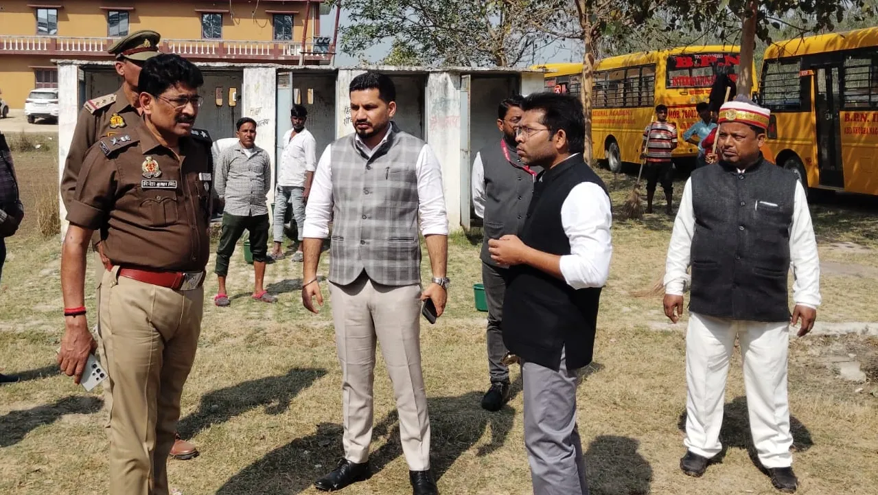 Barabanki News : लाइटें जलीं न अस्थाई शौचालय बने, चढ़ा डीएम का पारा