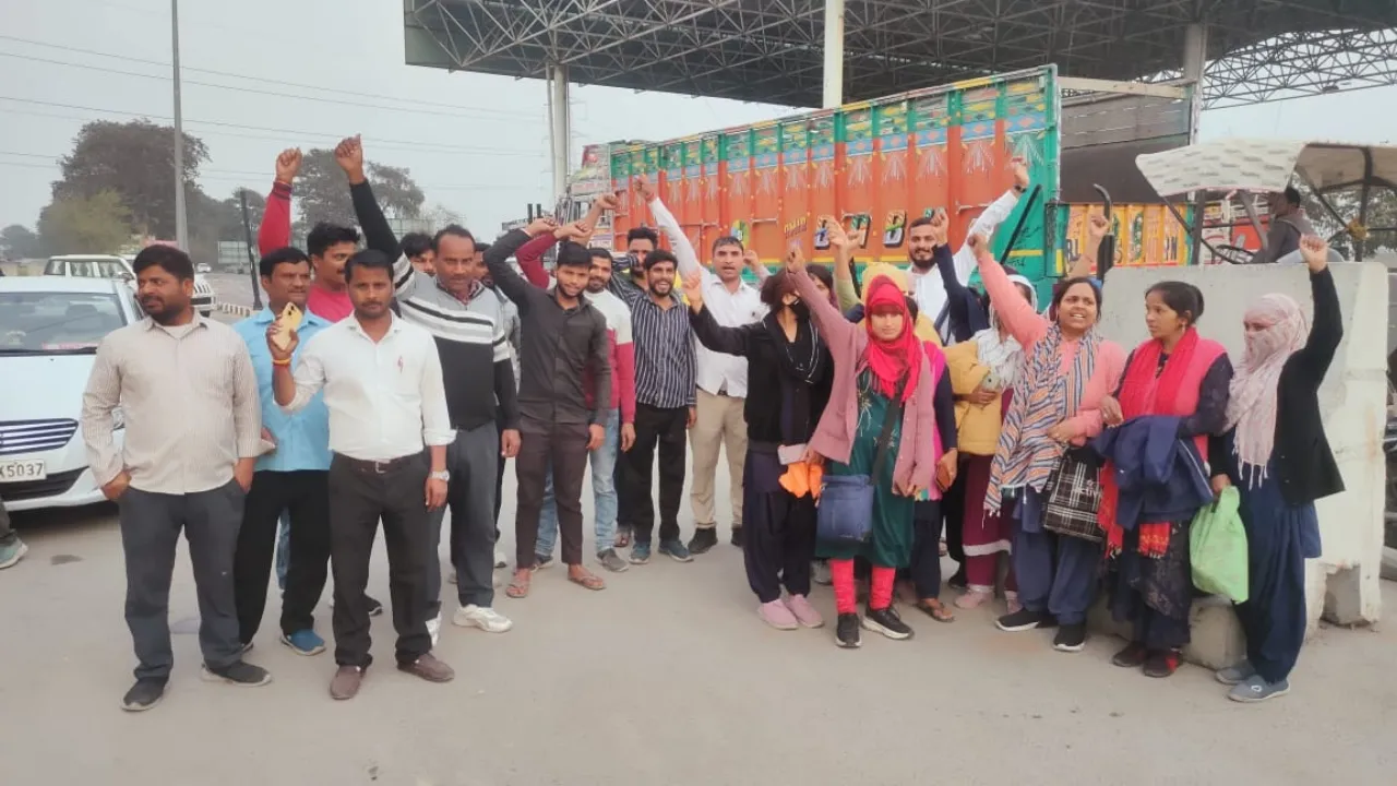 Barabanki News : नई कंपनी के ऐलान के विरोध में टोलकर्मियों का हंगामा