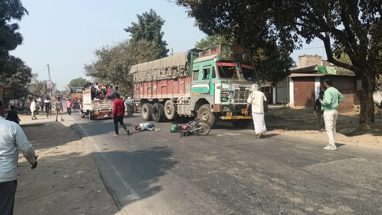 Barabanki News : पिकप से टकराई बाइक दंपत्ति समेत चार घायल