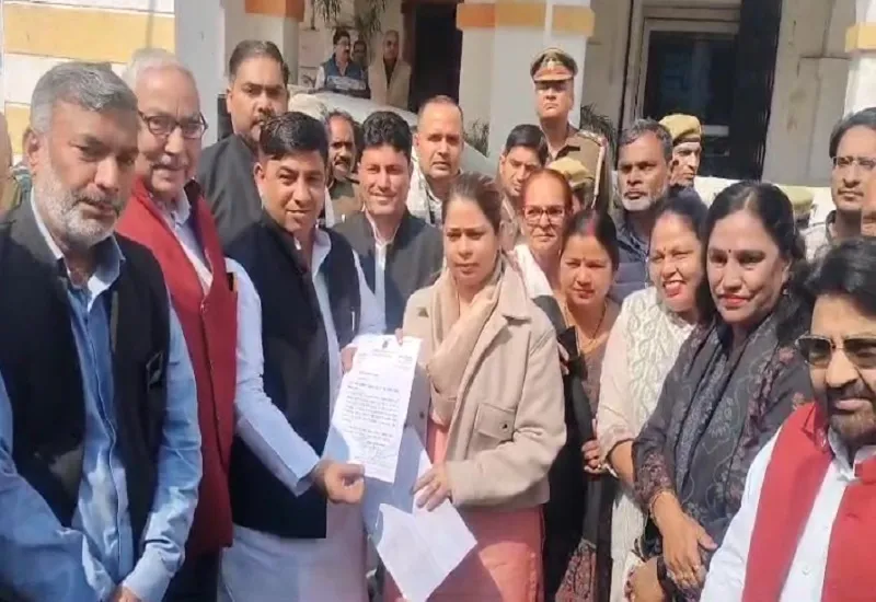 सपा कार्यकर्ताओं ने की बिजनौर को गंगा एक्सप्रेसवे से जोड़ने की मांग, DM जसजीत कौर को सौंपा ज्ञापन