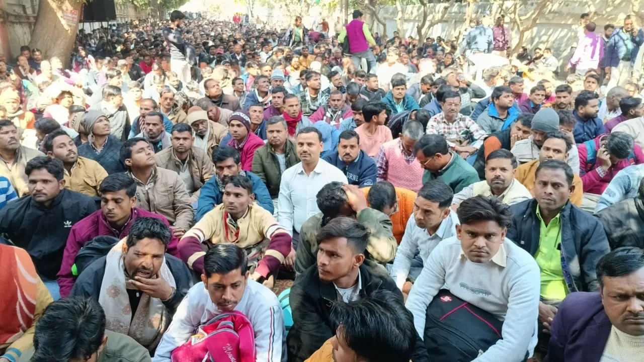 लखनऊ: आउटसोर्सिंग कर्मचारियों ने प्रदर्शन कर जताया आक्रोश, कहा- सत्याग्रह से मध्यांचल प्रबंधन को बतायेंगे कर्मचारियों की समस्याएं