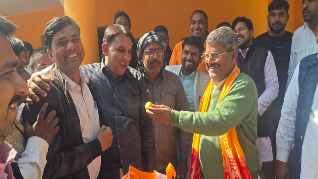 Ayodhya News : दिल्ली और मिल्कीपुर जीत पर बीजेपी कार्यकर्ताओं ने मनाया जश्न 