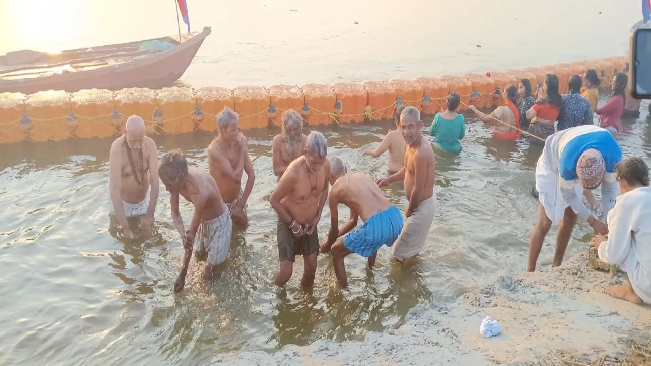 MahaKumbh 2025 : 30 निराश्रित वृद्धजनों ने संगम में लगाई डुबकी , समाज कल्याण मंत्री के निर्देश पर प्रयागराज भेजे गए आश्रम के वृद्ध