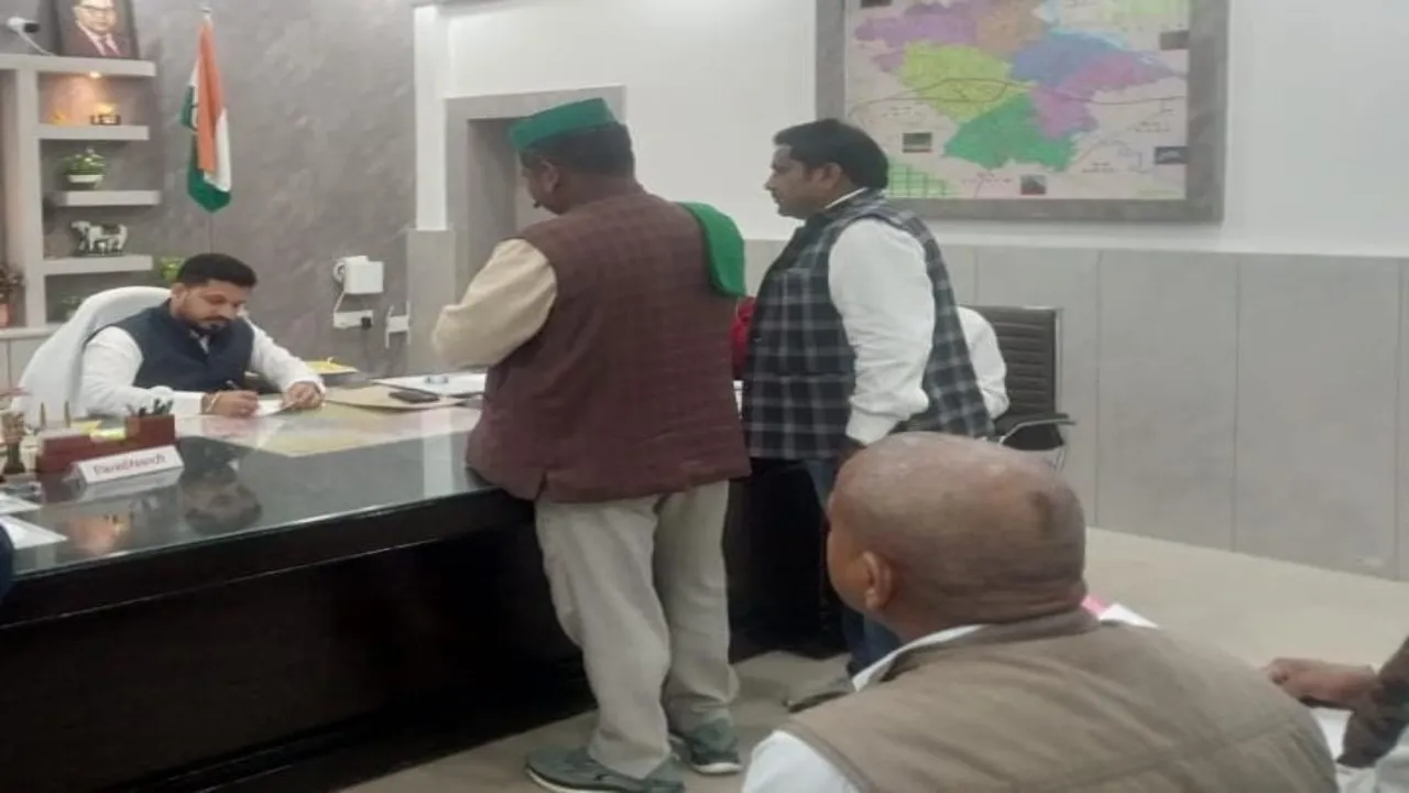 भाकियू ने डीएम को सौंपा शिकायती पत्र : सर्जन डॉ. रोहित को जिला अस्पताल से हटाया जाए, मरीजों का करते है आर्थिक शोषण