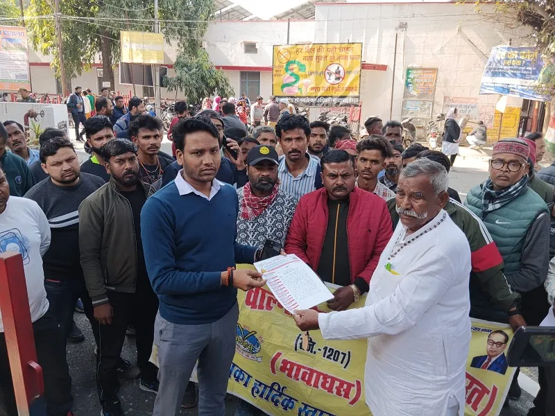 मुरादाबाद : वाल्मीकि समाज के लोगों को मंदिर में पूजा करने से रोकने के विरोध में किया प्रदर्शन, मुख्यमंत्री को भेजा ज्ञापन 