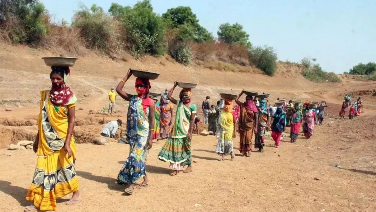 Etawah: रोजगार सेवक ने लगाई मनरेगा मजदूरों की ऑनलाइन हाजिरी, प्रधान व सचिव को नहीं जानकारी, जानिए पूरा मामला