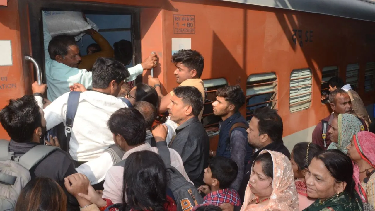 महाकुंभ में स्नान करने के लिए श्रद्धालुओं की भीड़: धक्कामुक्की कर ट्रेनों में हुए अंदर, गलियारों में दरी बिछाकर कर रहे सफर...