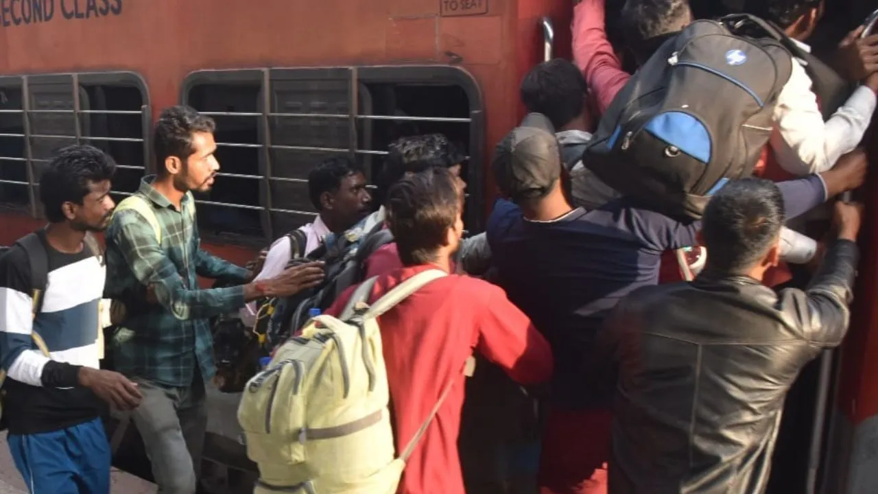 Indian Railway: मेला स्पेशल-रिंग रेल थमीं, दौड़ीं नियमित ट्रेनें, महाकुंभ से बचे श्रद्धालुओं का वापस पहुंचने का सिलसिला जारी... 